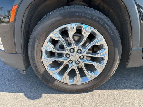 Used 2023 Chevrolet Traverse LT image 9