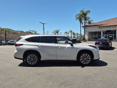 Used 2021 Toyota Highlander Platinum FWD image 6