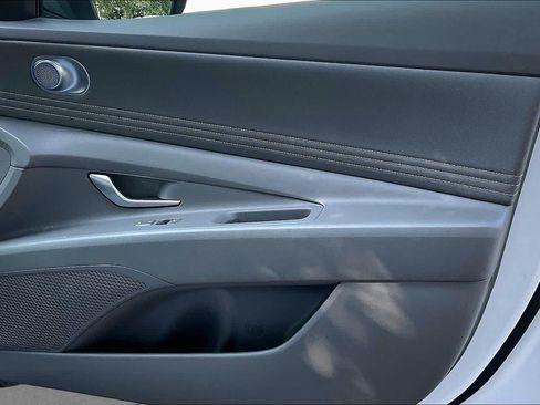 Certified 2025 Hyundai Elantra SEL FWD image 23