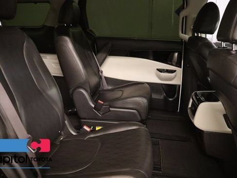 Used 2024 Kia Carnival EX FWD image 27