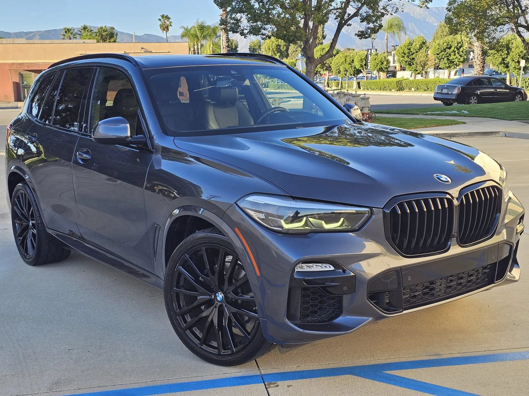 Used 2020 BMW X5 xDrive40i w/ M Sport Package AWD/4WD image 3