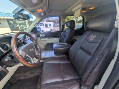 Used 2011 Cadillac Escalade Platinum image 7