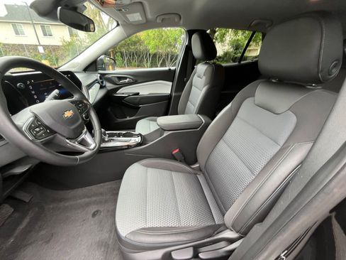 Used 2025 Chevrolet Trax LT w/ LT Convenience Package FWD image 24