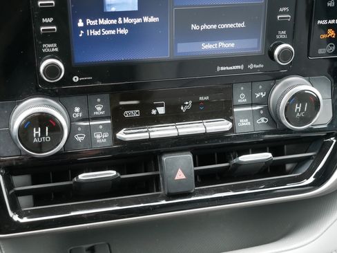 Used 2021 Toyota Highlander LE AWD/4WD image 23