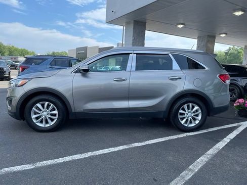 Used 2017 Kia Sorento AWD image 8