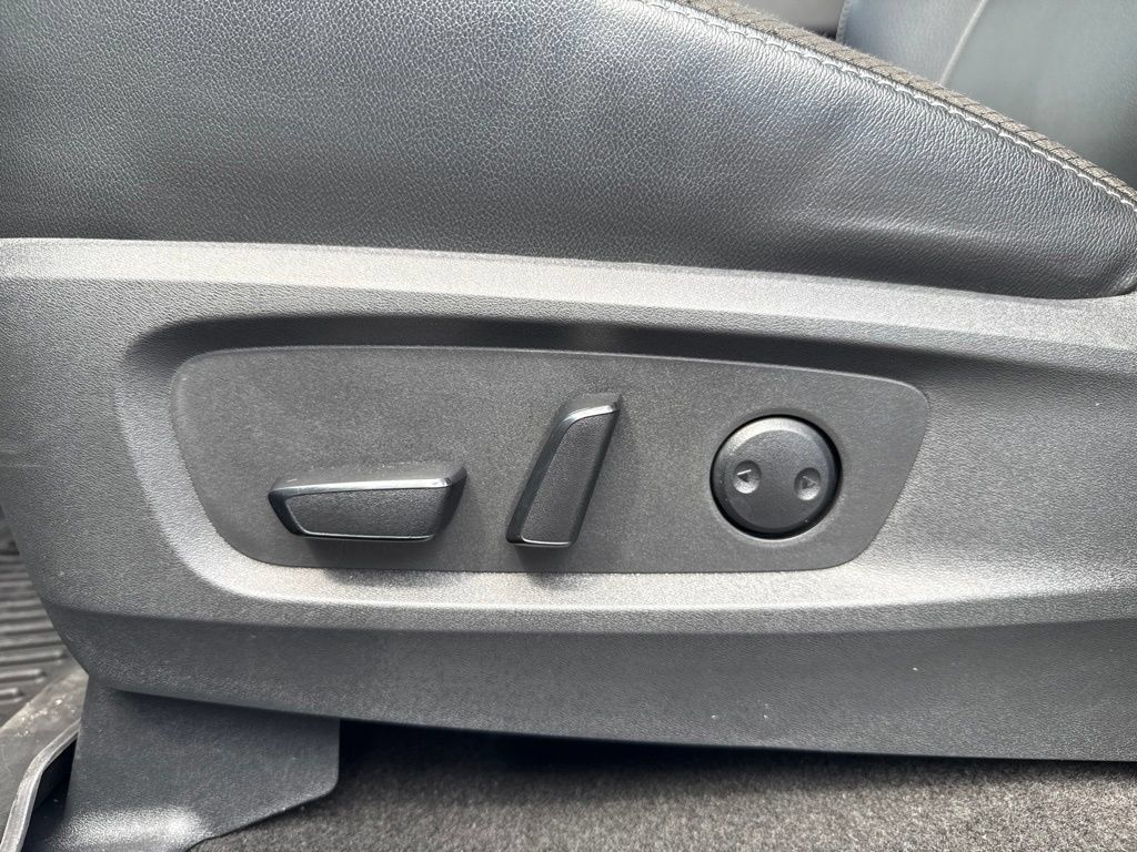 Used 2023 Nissan Pathfinder SL AWD/4WD image 19