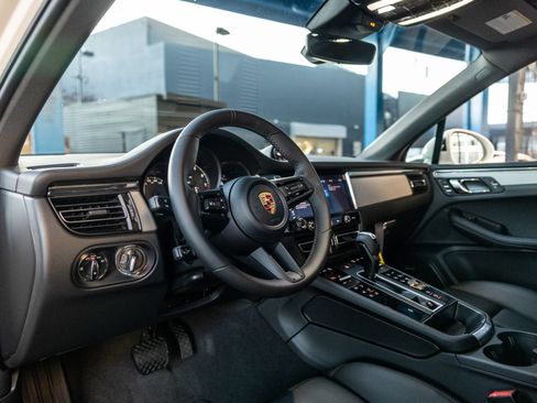 Certified 2026 Porsche Macan AWD/4WD image 4