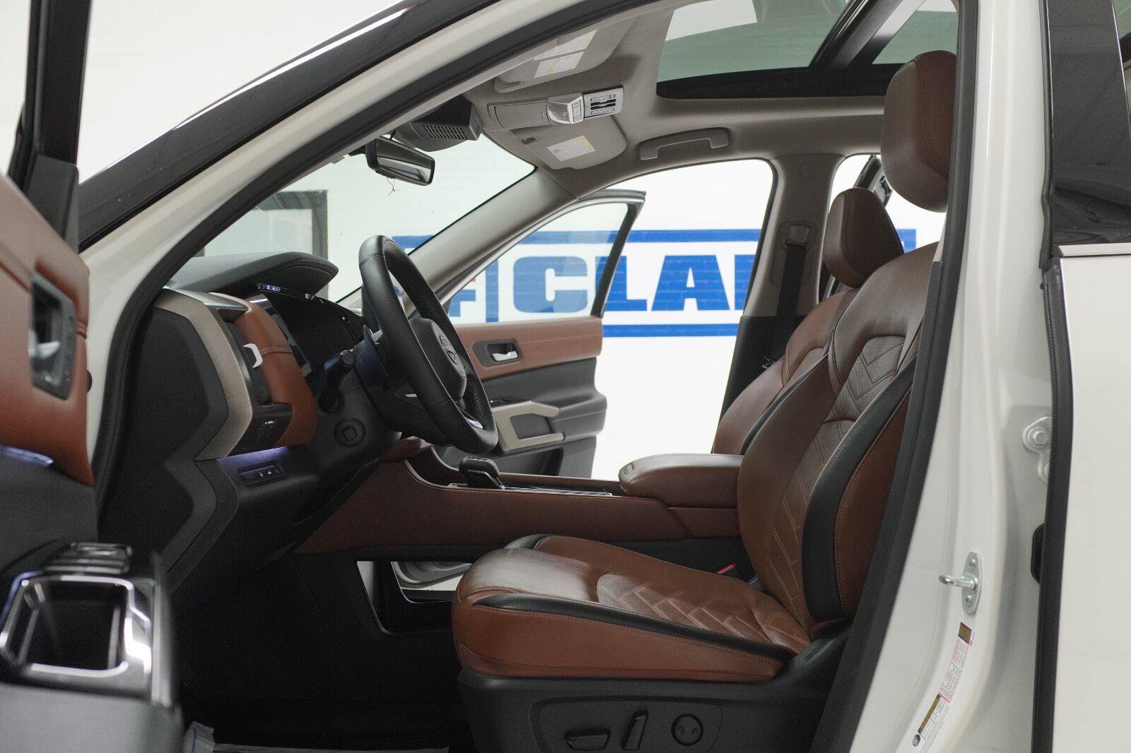 Used 2024 Nissan Pathfinder Platinum w/ Cargo Package FWD image 6