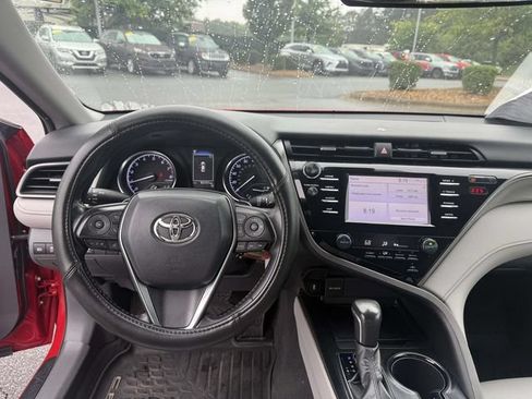 Used 2019 Toyota Camry SE FWD image 4