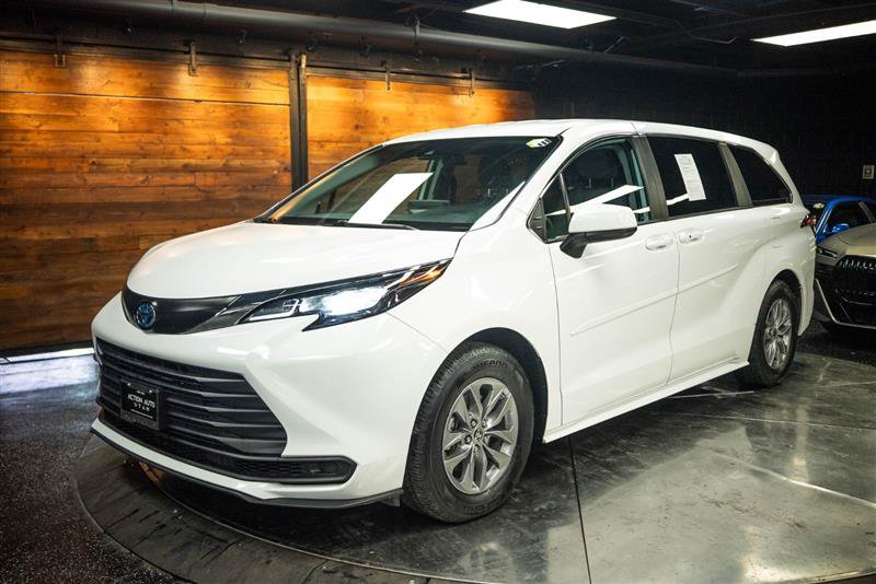 Used 2024 Toyota Sienna LE AWD/4WD image 2