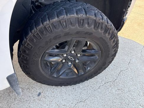 Used 2021 Chevrolet Silverado 1500 Custom Trail Boss AWD/4WD image 15