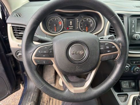 Used 2016 Jeep Cherokee Sport image 13