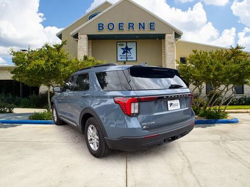 Used 2025 Ford Explorer Active RWD image 3