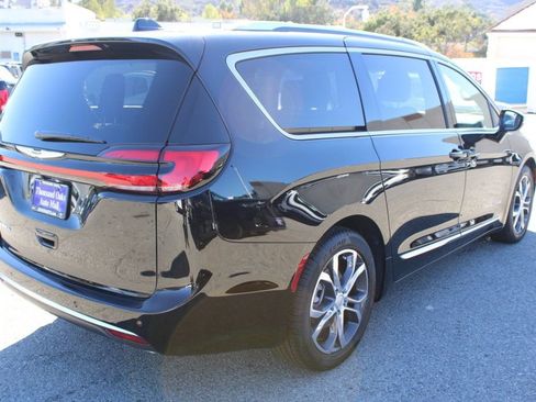 New 2026 Chrysler Pacifica Pinnacle image 4