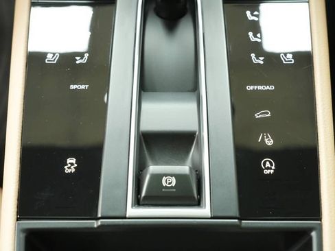 Used 2025 Porsche Macan AWD/4WD image 22