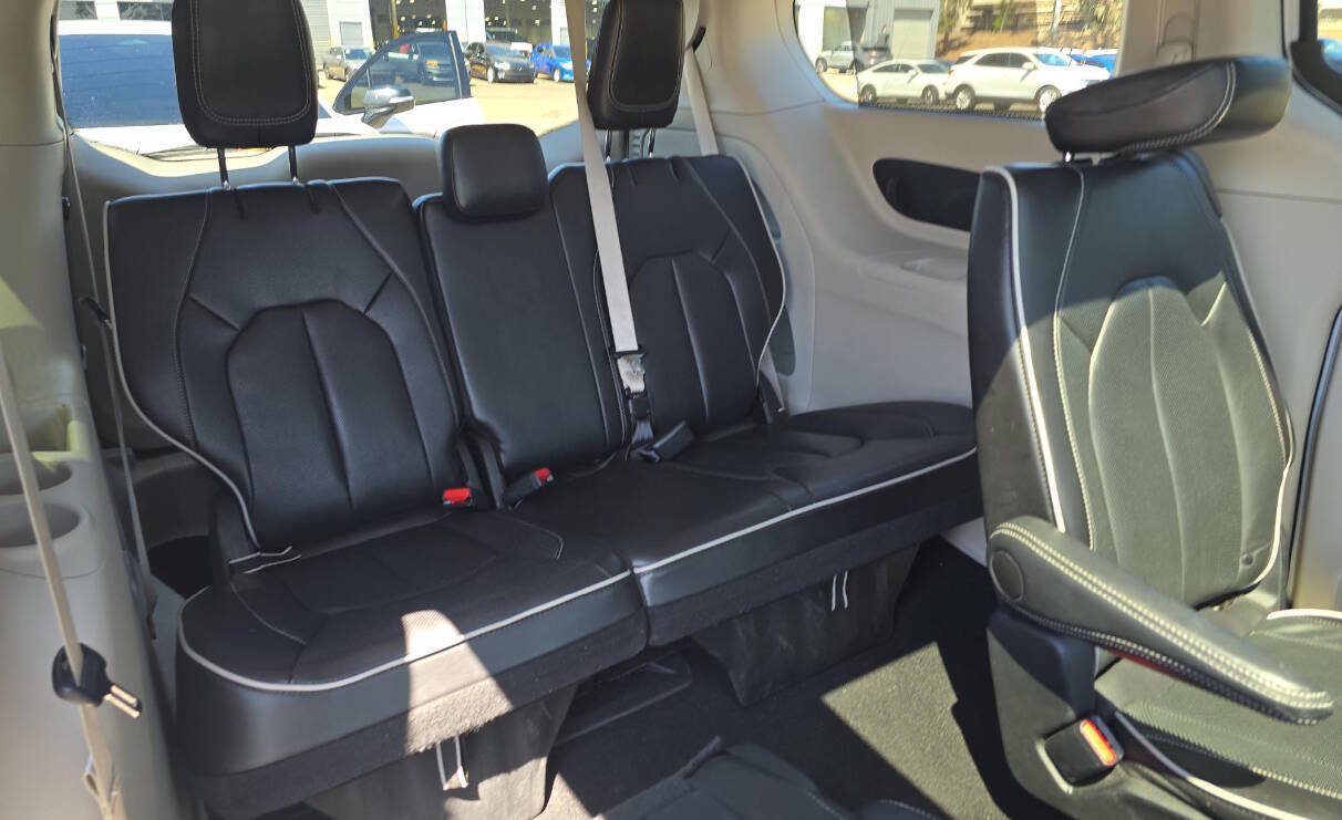 Used 2024 Chrysler Pacifica Limited FWD image 12