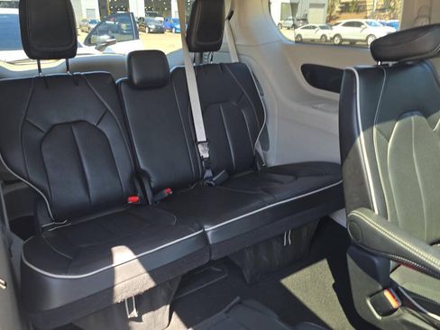 Used 2024 Chrysler Pacifica Limited FWD image 12