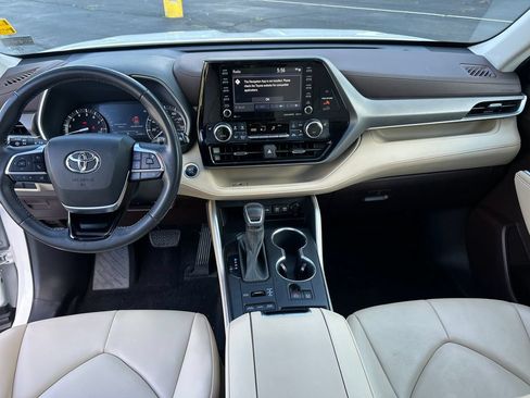 Certified 2021 Toyota Highlander XLE AWD/4WD image 20