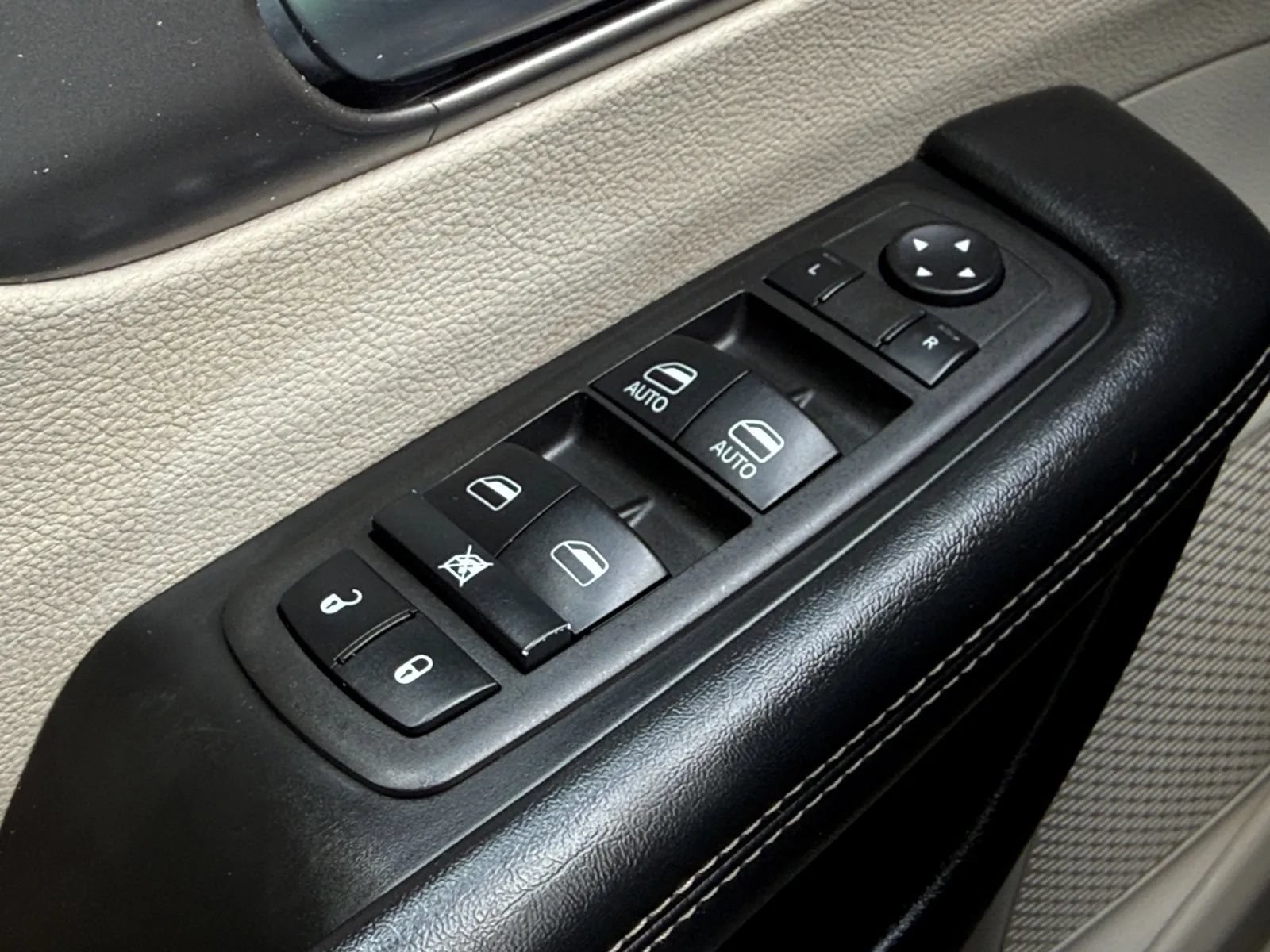 Used 2022 Chrysler Pacifica Touring-L FWD image 40