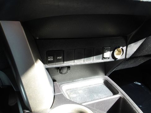 Used 2015 Toyota RAV4 LE AWD/4WD image 20