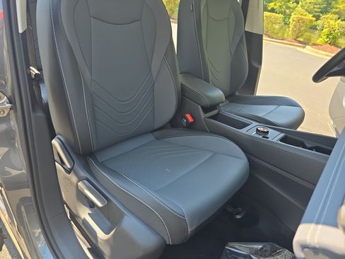 Certified 2025 Volkswagen Tiguan SE AWD/4WD image 10