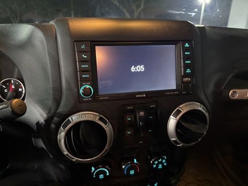 Used 2018 Jeep Wrangler Unlimited Sahara w/ Connectivity Group image 4