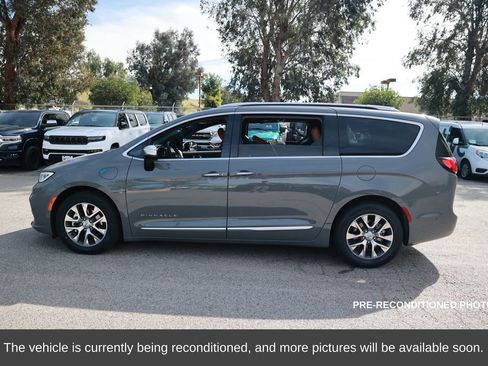 Used 2023 Chrysler Pacifica Pinnacle image 2