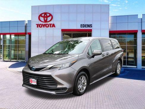 Used 2024 Toyota Sienna LE AWD/4WD image 12