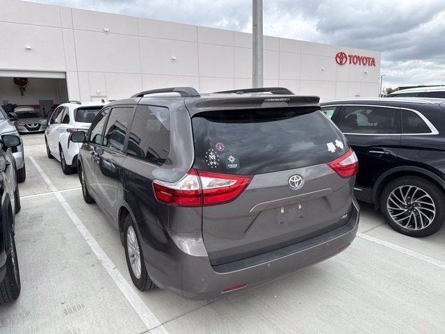 Used 2017 Toyota Sienna XLE Premium FWD image 6