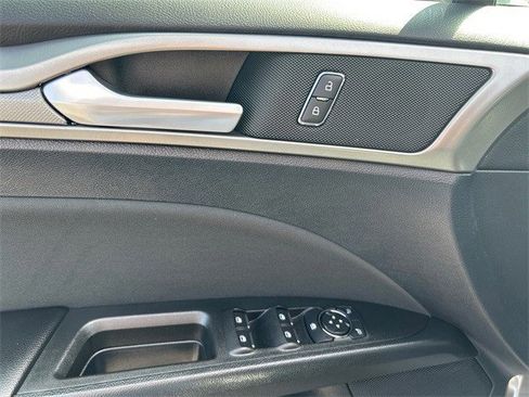 Used 2020 Ford Fusion SE image 18