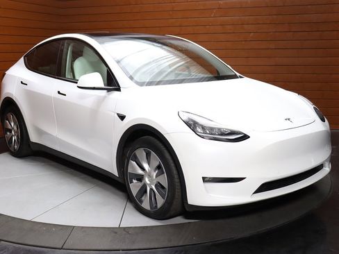 Used 2022 Tesla Model Y Long Range image 64