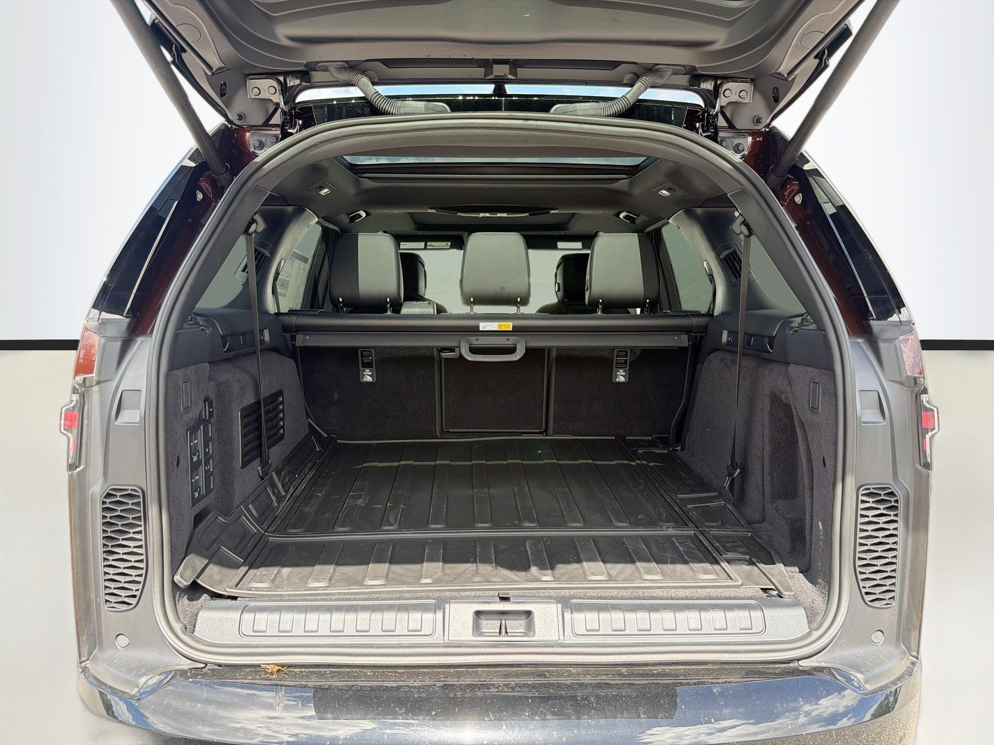 New 2026 Land Rover Discovery Limited Edition AWD/4WD image 12