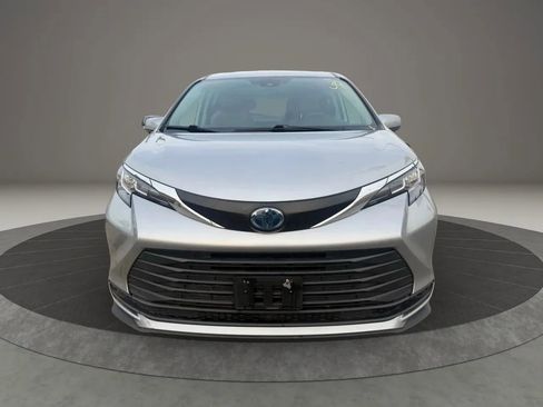 Used 2022 Toyota Sienna LE image 2