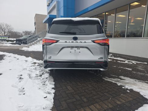 Used 2023 Toyota Sienna XSE image 4