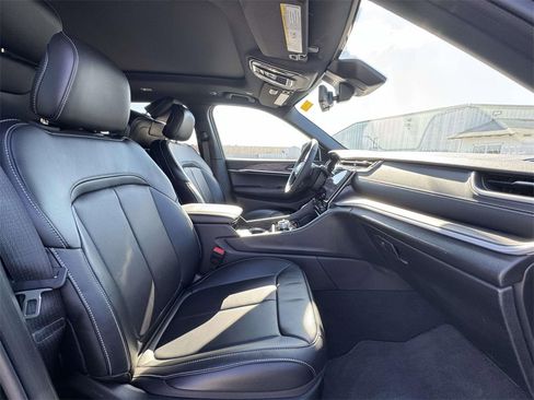 Used 2025 Jeep Grand Cherokee L Limited w/ Luxury Tech Group II image 16