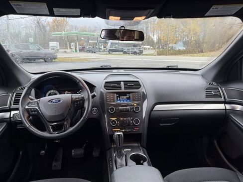 Used 2018 Ford Explorer XLT image 38