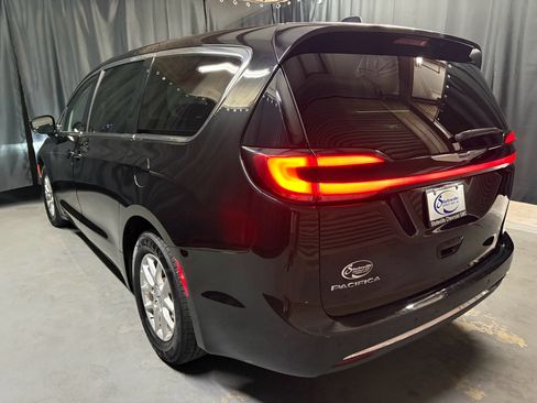 Used 2024 Chrysler Pacifica Touring-L FWD image 7