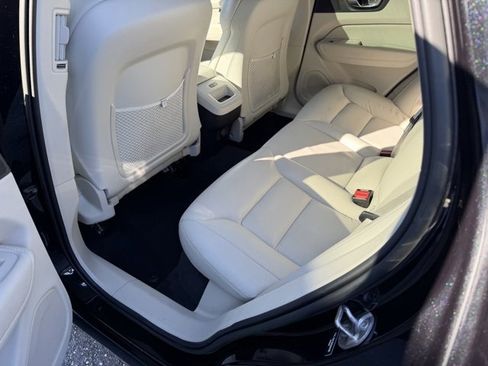 Certified 2022 Volvo XC60 B5 Momentum w/ Climate Package image 18