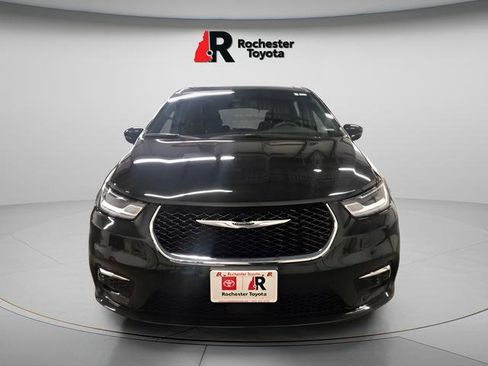 Used 2025 Chrysler Pacifica Select FWD image 2