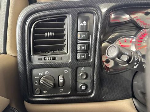 Used 2006 GMC Sierra 2500 SLE w/ Heavy-Duty Power Package AWD/4WD image 18