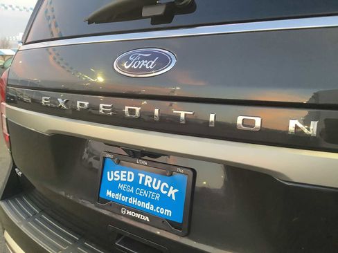 Used 2023 Ford Expedition Max XLT image 6