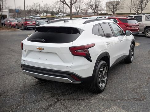 Certified 2025 Chevrolet Trax LT w/ LT Convenience Package image 9