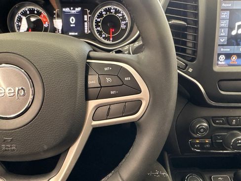 Used 2022 Jeep Cherokee Latitude AWD/4WD image 19