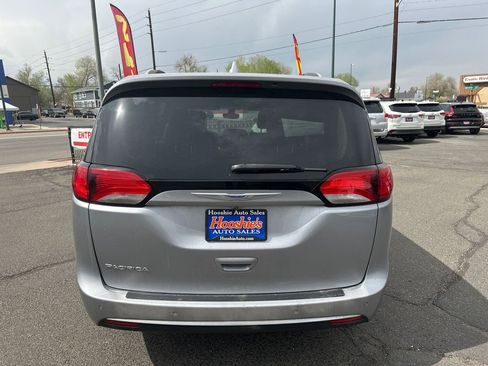 Used 2018 Chrysler Pacifica Touring-L image 16
