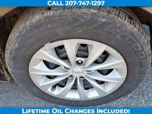 Used 2017 Toyota Camry LE image 9