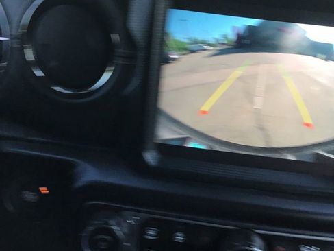 Used 2022 Jeep Wrangler Unlimited Sahara AWD/4WD image 9