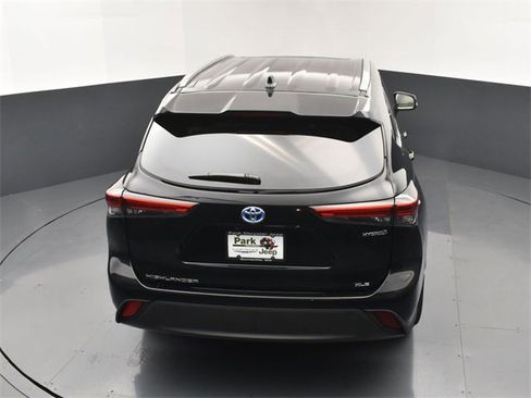 Used 2022 Toyota Highlander XLE image 18