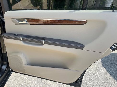 Used 2011 Mercedes-Benz R 350 4MATIC image 32