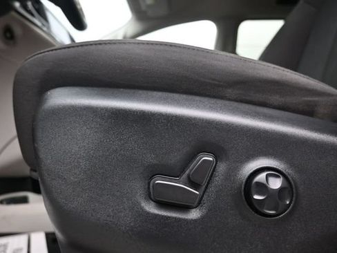 Used 2023 Chrysler Voyager LX FWD image 11