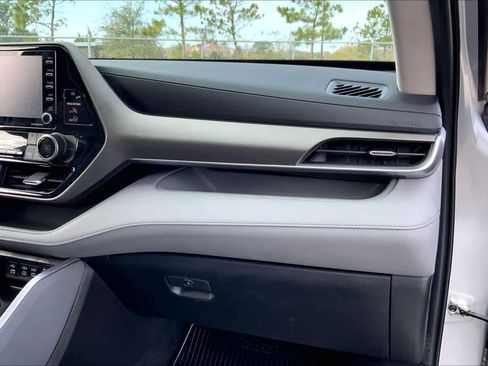 Used 2022 Toyota Highlander L image 17